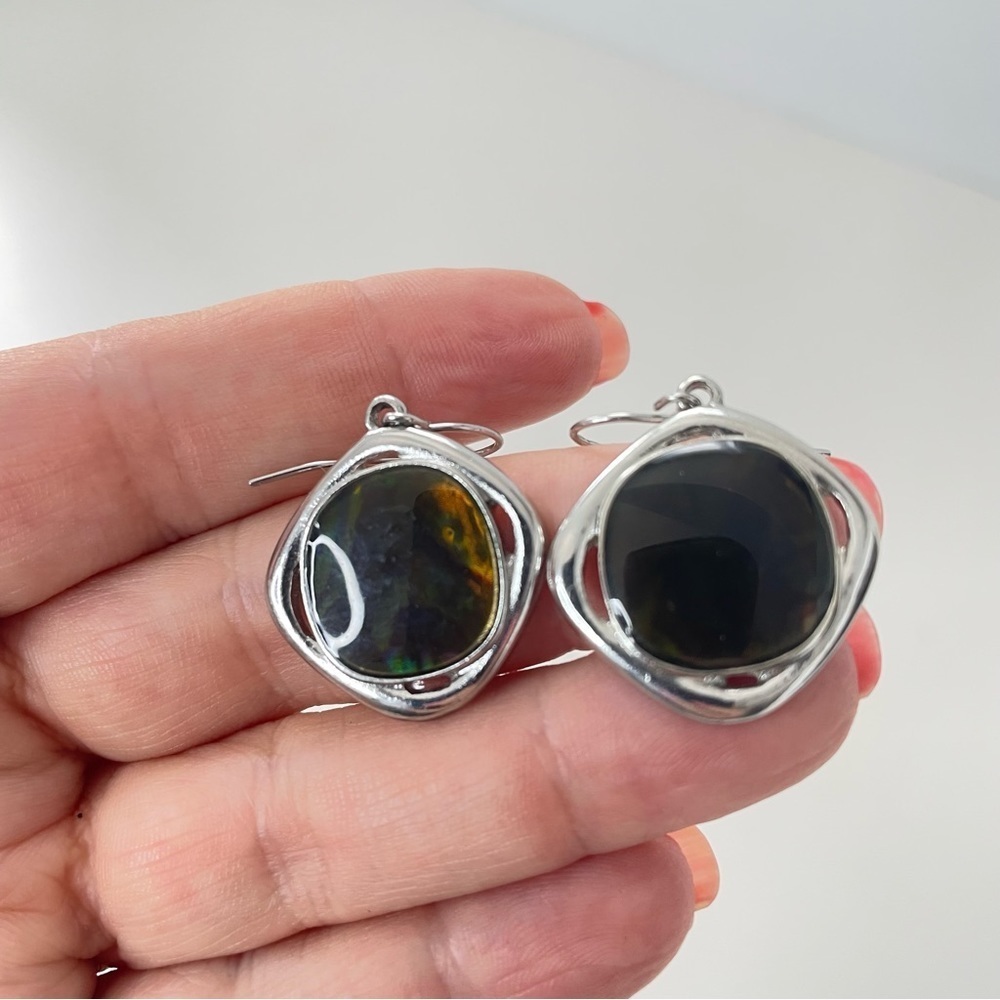 Shell Inlayed Geometric Shaped Earrings - Picture 4 of 6